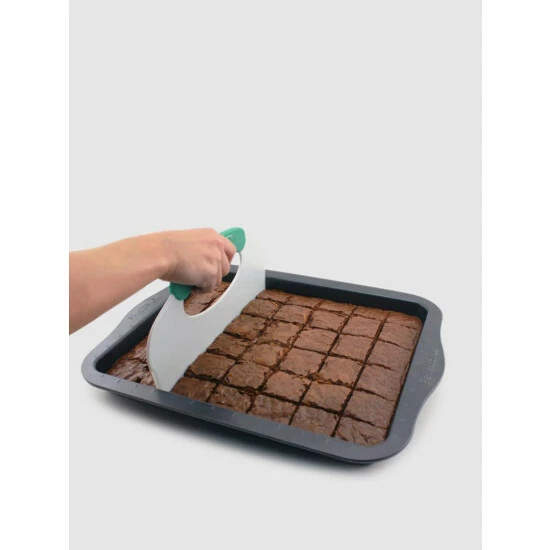 BergHOFF Perfect Slice 2PC 14" Cookie Sheet With Slicing Tool Bakeware 4 BergHOFF Perfect Slice 2PC 14" Cookie Sheet With Slicing Tool Bakeware - Image 2