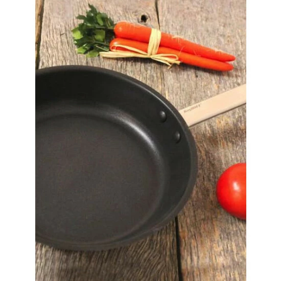 BergHOFF Manhattan 9.5" Stainless Steel Fry Pan 1.9QT Pots & Pans 4 BergHOFF Manhattan 9.5" Stainless Steel Fry Pan 1.9QT Pots & Pans - Image 2